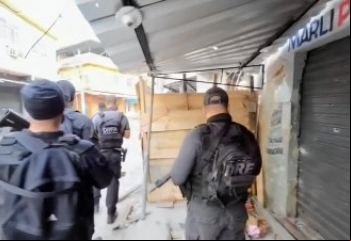 Megaoperação contra facção no Rio prende 20 criminosos e descobre falsa igreja usada como esconderijo 